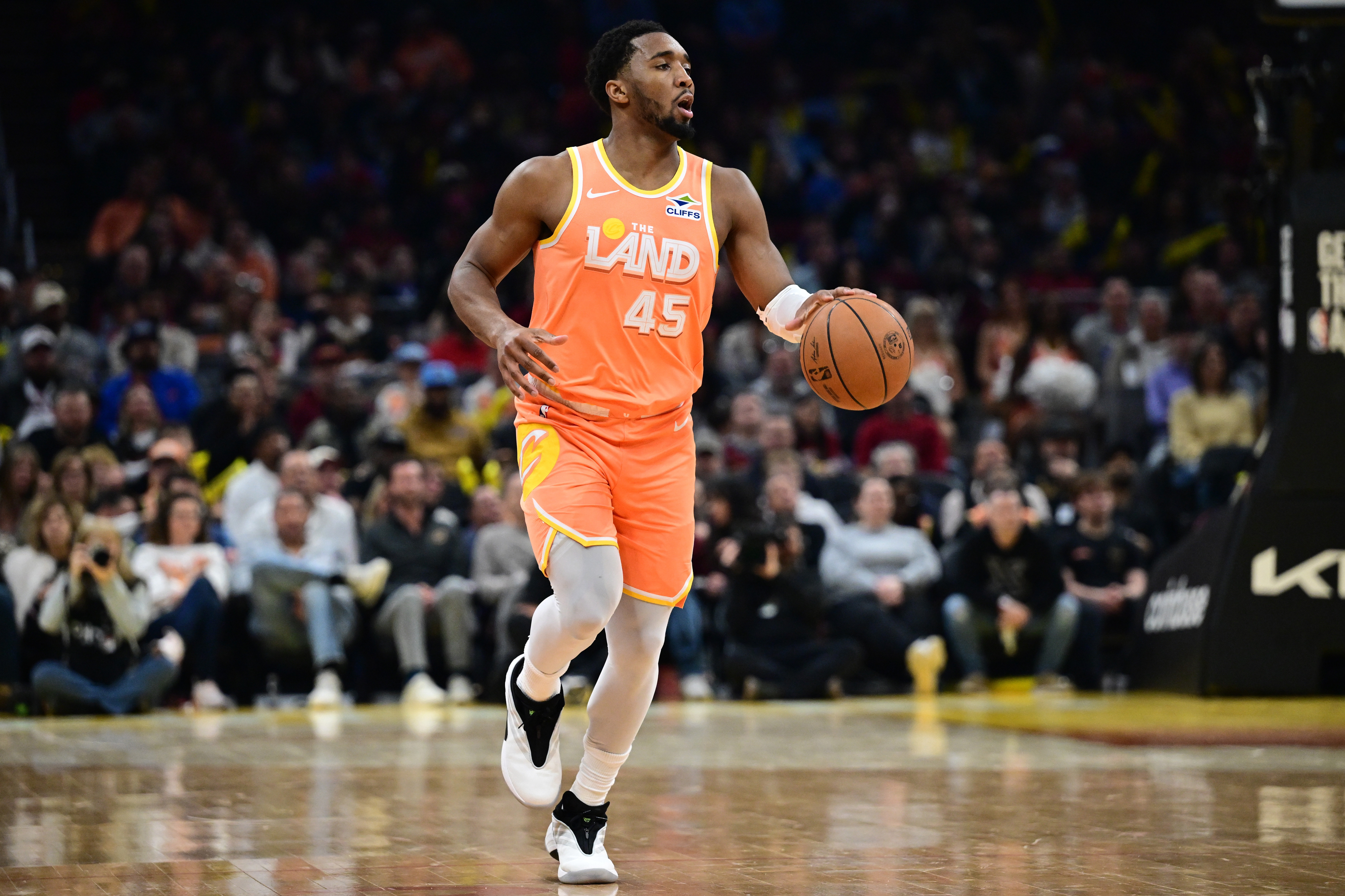 发现半岛体育-状态火热！米切尔27中16砍下38分6板6助 下半场轰23分