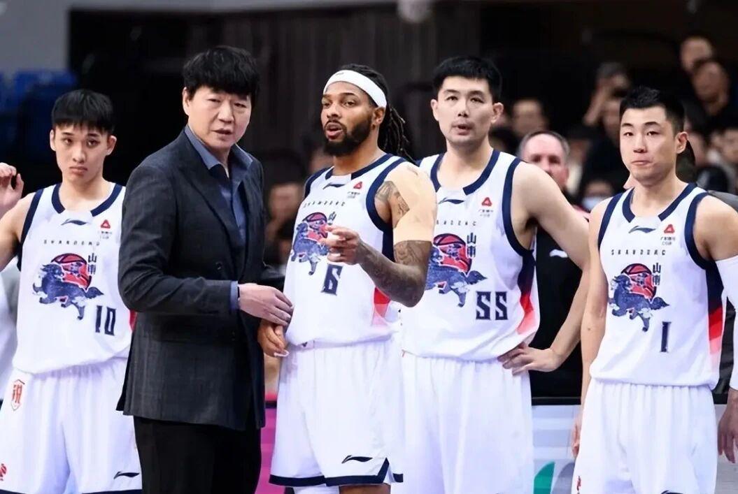 发现半岛体育-山东男篮好消息！内线大将克里斯将复出，琼斯和斯蒂尔二选一离队